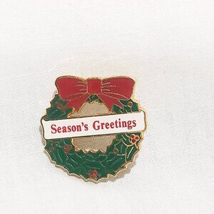 Season's Greetings Christmas Wreath Bow Brooch Pin 3/4" Gold Tone Green Red